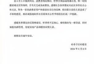 C罗更新社媒，晒出自己带迷你罗现场观看拳击赛合影